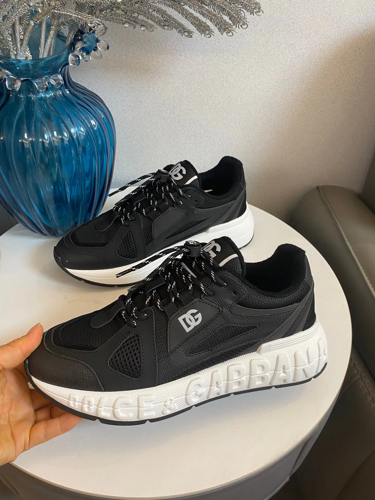 Men's men's shoes💰580 Dolce&Gabbana Dolce & Gabbana's latest popular D&G couple's dad shoes Airmaster series casual sports shoes original purchase development and production Airmaster shoes draw inspiration from Daymaster's iconic shape, while lightening the middle part of the sole to present a more sporty appearance. Nylon upper with contrasting suede and calfskin details. The tongue, heel and back sole are embellished with the DG logo, and the micro-injection logo rubber label is the icing on the cake. Exquisitely packaged at the delivery counter🛍📦 ▪️ Fabric: Original imported first-layer cowhide ▪️ Lining: Customized breathable towel lining ▪️ Sole: Original molded PU+TPU material ▪️ Bottom thickness: 5CM ▪️ Size: Women's 35-40/Men's 39-44 (45 46 customized)